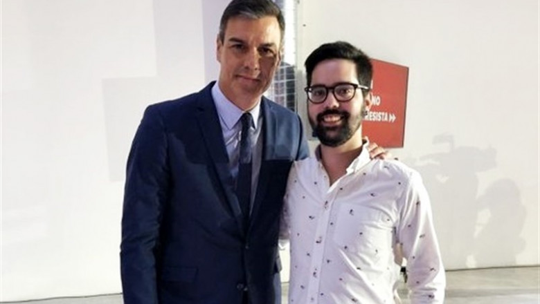 El presidente del Gobierno en funciones, Pedro Sánchez, y el vicesecretario del Consejo de Estudiantes Universitarios del Estado (CEUNE), Jon Ander González, el pasado viernes. | TWITTER ep el presidente del gobierno en funciones pedro sanchez y el vicesecretario del consejo de