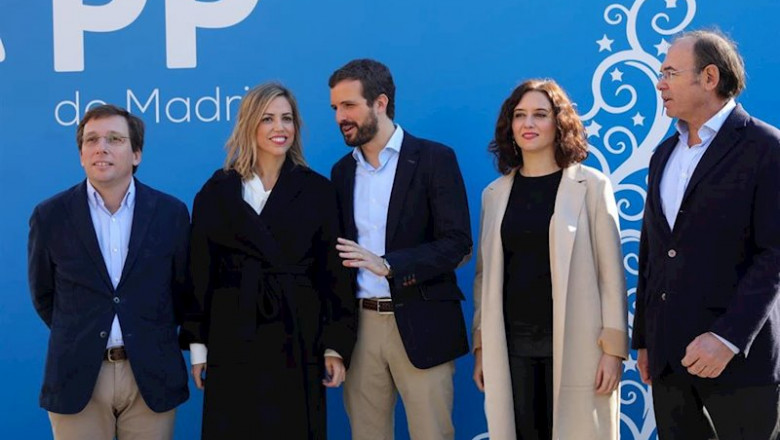 (I-D) El alcalde de Madrid, José Luis Martínez Almeida, la esposa de Pablo Casado, Isabel Torres, el presidente nacional del PP, Pablo Casado, la presidenta de la Comunidad de Madrid, Isabel Díaz Ayuso, y el presidente del PP madrileño, Pío García-Escuder | Jesús Hellín - Europa Press ep i-d el alcalde de madrid jose luis martinez almeida la esposa de pablo casado isabel torres el