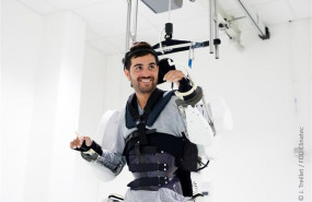 ep imagen de un hombre tetraplejico con un exoesqueleto conectado a su cerebro que el permite