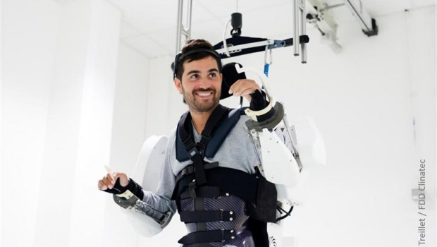 ep imagen de un hombre tetraplejico con un exoesqueleto conectado a su cerebro que el permite