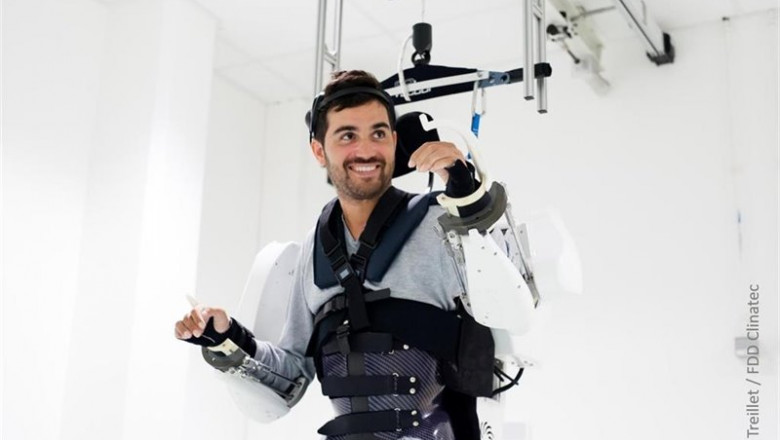 Imagen de un hombre tetrapléjico con un exoesqueleto conectado a su cerebro que el permite caminar y mover los brazos | JULIETTE TREILLET/FDD CLINATEC ep imagen de un hombre tetraplejico con un exoesqueleto conectado a su cerebro que el permite