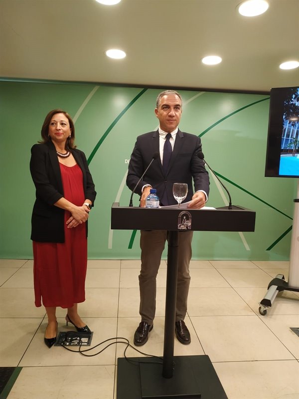 La delegada del Gobierno andaluz en Málaga, Patricia Navarro, y el consejero de Presidencia y portavoz de la Junta, Elías Bendodo, en Málaga. | EUROPA PRESS ep la delegada del gobierno andaluz en malaga patricia navarro y el consejero de presidencia y