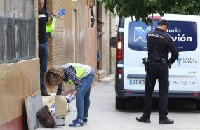 ep la policiajuntodomiciliola mujer aseinadalos pajaritos