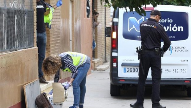 ep la policiajuntodomiciliola mujer aseinadalos pajaritos