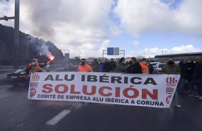 ep los trabajadores de la plantilla de alu iberica con una pancarta durante una manifestacion frente