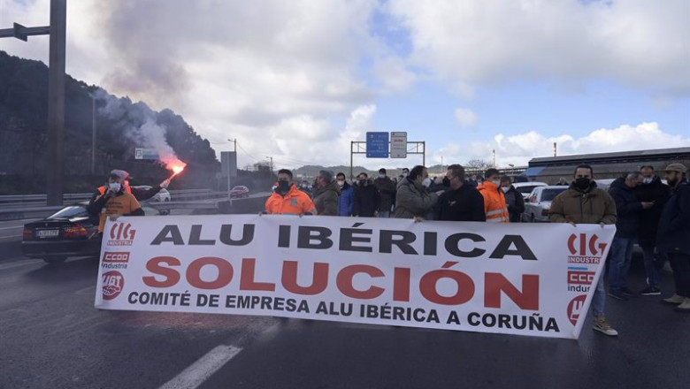 Los trabajadores de la plantilla de Alu Ibérica con una pancarta, durante una manifestación frente a la fábrica de Alcoa, a 3 de marzo de 2022, en A Coruña | M. Dylan - Europa Press ep los trabajadores de la plantilla de alu iberica con una pancarta durante una manifestacion frente