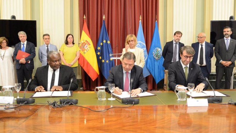 ep luis planas con jaime lillo y kent nnadozie en la firma ep luis planas con jaime lillo y kent nnadozie en la firma