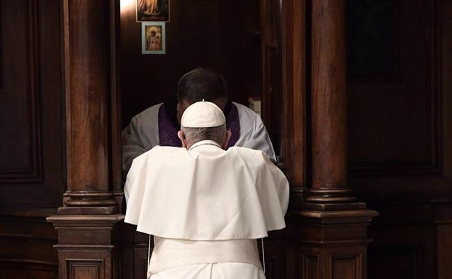 El Papa Francisco confesándose | INSTAGRAM ep papa francisco confesandose