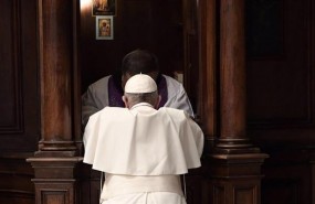 ep papa francisco confesandose