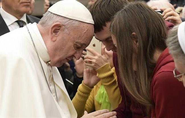 El Papa reza con dos jóvenes en una audiencia general | INSTAGRAM ep papa rezados jovenesuna audiencia general