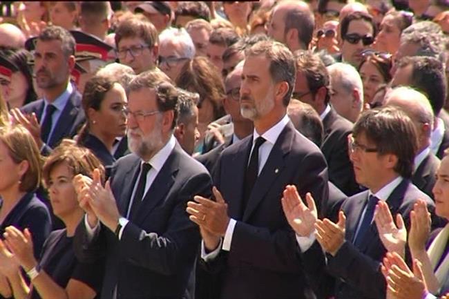 El Rey, Rajoy y Puigdemont encabezan un minuto de silencio en Barcelona | EUROPAPRESS ep rey rajoy puigdemontcolau encabezanminutosilenciobarcelona