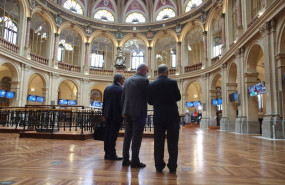 ep tres hombres observan valores economicos en el palacio de la bolsa a 13 de mayo de 2021 en madrid
