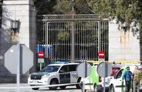 ep un coche de la guardia civil aparcado junto a la puerta de acceso del valle de los caidos el cual