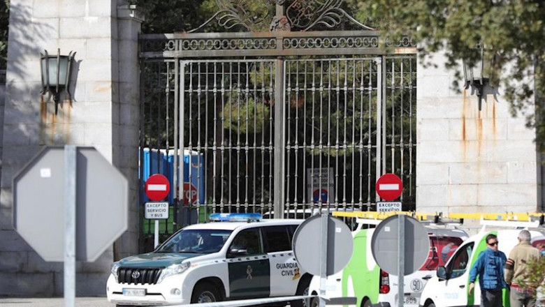 ep un coche de la guardia civil aparcado junto a la puerta de acceso del valle de los caidos el cual