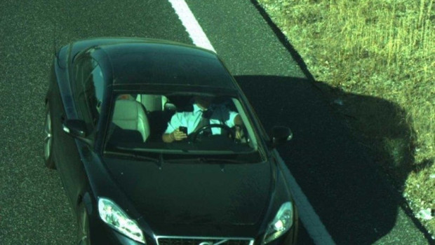 ep un conductor manipula su telefono movil mientras conduce se trata de una infraccion grave que