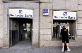 ep un hombre retira dinero de un cajero deutsche bank