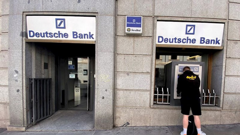 ep un hombre retira dinero de un cajero deutsche bank