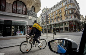 ep un joven rider trabajando en la calle el pasado mes de marzo a pesar del estado de alarma por el