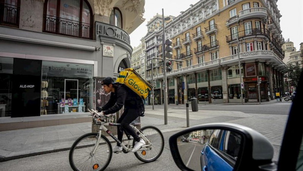 ep un joven rider trabajando en la calle el pasado mes de marzo a pesar del estado de alarma por el