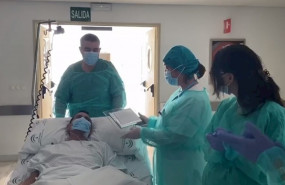 ep un paciente de covid-19 sale de la uci en el hospital la inmaculada almeria y entrega una placa a