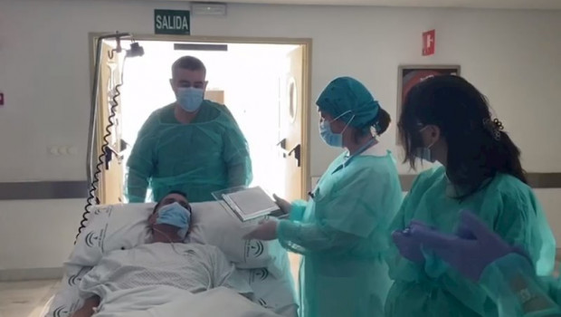 ep un paciente de covid-19 sale de la uci en el hospital la inmaculada almeria y entrega una placa a