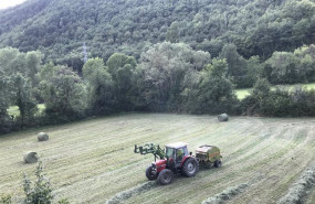 ep un tractor recoge pacas de hierba