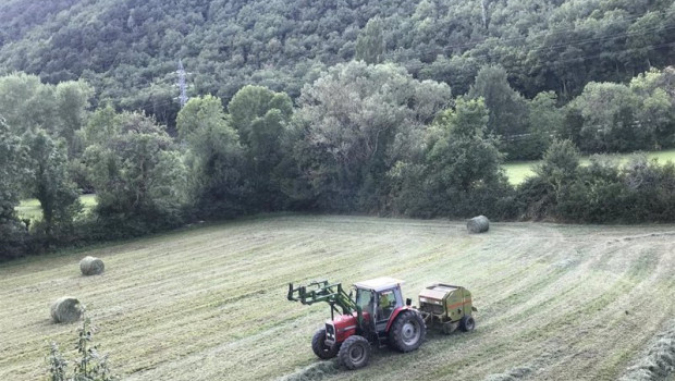 ep un tractor recoge pacas de hierba