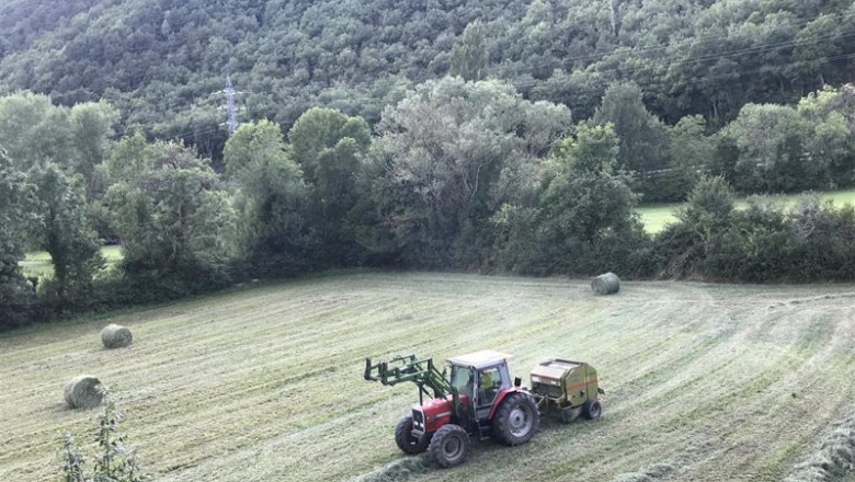 ep un tractor recoge pacas de hierba