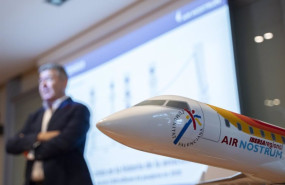 ep una maqueta de un avion de air nostrum durante la presentacion de los resultados de la compania ep una maqueta de un avion de air nostrum durante la presentacion de los resultados de la compania