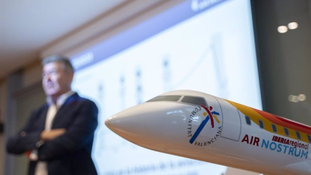 ep una maqueta de un avion de air nostrum durante la presentacion de los resultados de la compania