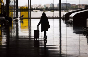 ep una mujer con una maleta en el aeropuerto de madrid   barajas adolfo suarez