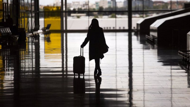 ep una mujer con una maleta en el aeropuerto de madrid   barajas adolfo suarez