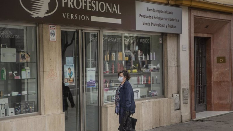 Una mujer en la puerta de una tienda de artículos de peluquería. En Sevilla, (Andalucía, España) a 30 de abril de 2020. | María José López - Europa Press - Archivo ep una mujer en la puerta de una tienda de articulos de peluqueria en sevilla andalucia espana a 30