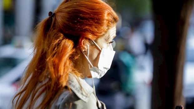 ep una mujer pasea por el centro de madrid con mascarilla como medida de proteccion frente al