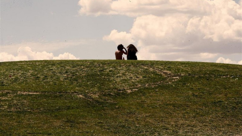Una pareja de jóvenes disfruta de un soleado día sentados en el césped del parque de las 'Siete Tetas' de Vallecas. | Eduardo Parra - Europa Press - Archivo ep una parejajovenes disfrutaun soleado dia sentadoscespedparquelas siete tetas de vallecas