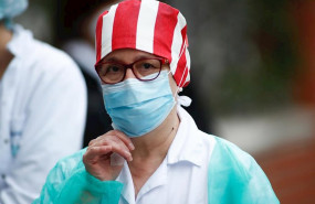 ep una sanitaria con un gorro del atletico de madrid posa para la foto durante el homenaje a los