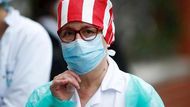 ep una sanitaria con un gorro del atletico de madrid posa para la foto durante el homenaje a los