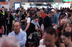 ep usuarios de rodalies en la estacion de sants de barcelona a 29 de abril de 2025