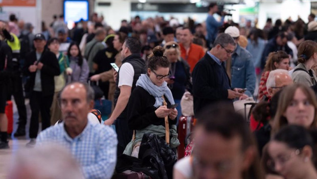 ep usuarios de rodalies en la estacion de sants de barcelona a 29 de abril de 2025 ep usuarios de rodalies en la estacion de sants de barcelona a 29 de abril de 2025