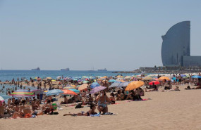 ep varias personas se protegen del sol en la playa de la barceloneta en una imagen de archivo ep varias personas se protegen del sol en la playa de la barceloneta en una imagen de archivo