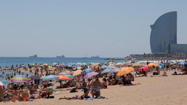 ep varias personas se protegen del sol en la playa de la barceloneta en una imagen de archivo