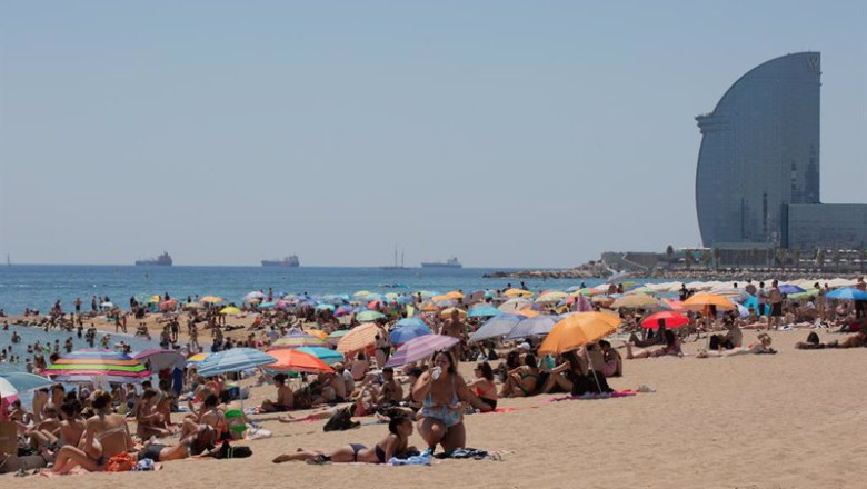 Varias personas se protegen del sol en la playa de la Barceloneta, en una imagen de archivo. | David Zorrakino - Europa Press ep varias personas se protegen del sol en la playa de la barceloneta en una imagen de archivo