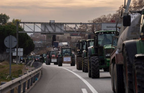 ep varios tractores cortan la carretera c 17