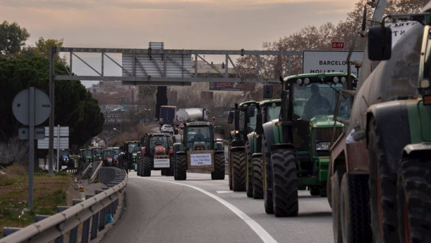 ep varios tractores cortan la carretera c 17