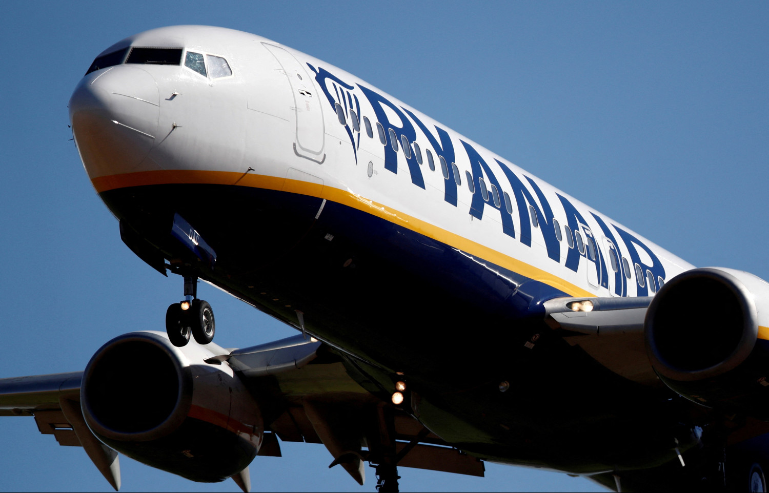 un avion ryanair atterit a l aeroport paris beauvais 