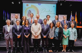 embajador de filipinas philippe j lhuillier con todos los galardonados en los premios tanglaw baja 1 1 