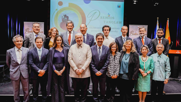 embajador de filipinas philippe j lhuillier con todos los galardonados en los premios tanglaw baja 1 1 