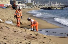 ep archivo   dos trabajadores con el cable submarino 2africa a su llegada a la barcelona cable