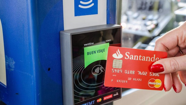 Archivo - Pago con una tarjeta contactless en el autobús. | EUROPA PRESS - Archivo ep archivo pago con una tarjeta contactless en el autobus