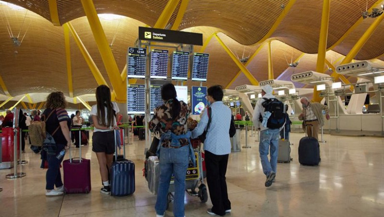 Pasajeros en la zona de facturación de la Terminal 4 en el Aeropuerto Adolfo Suárez Madrid- Barajas, en Madrid (España). | Jesús Hellín - Europa Press - Archivo ep archivo pasajeros en la zona de facturacion de la terminal 4 en el aeropuerto adolfo suarez